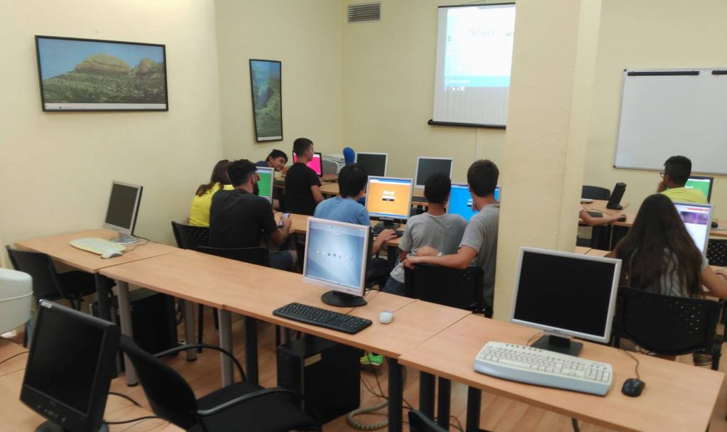 El alumnado de la Escuela Juvenil de Verano de Segorbe realizando actividades en el aula de informática