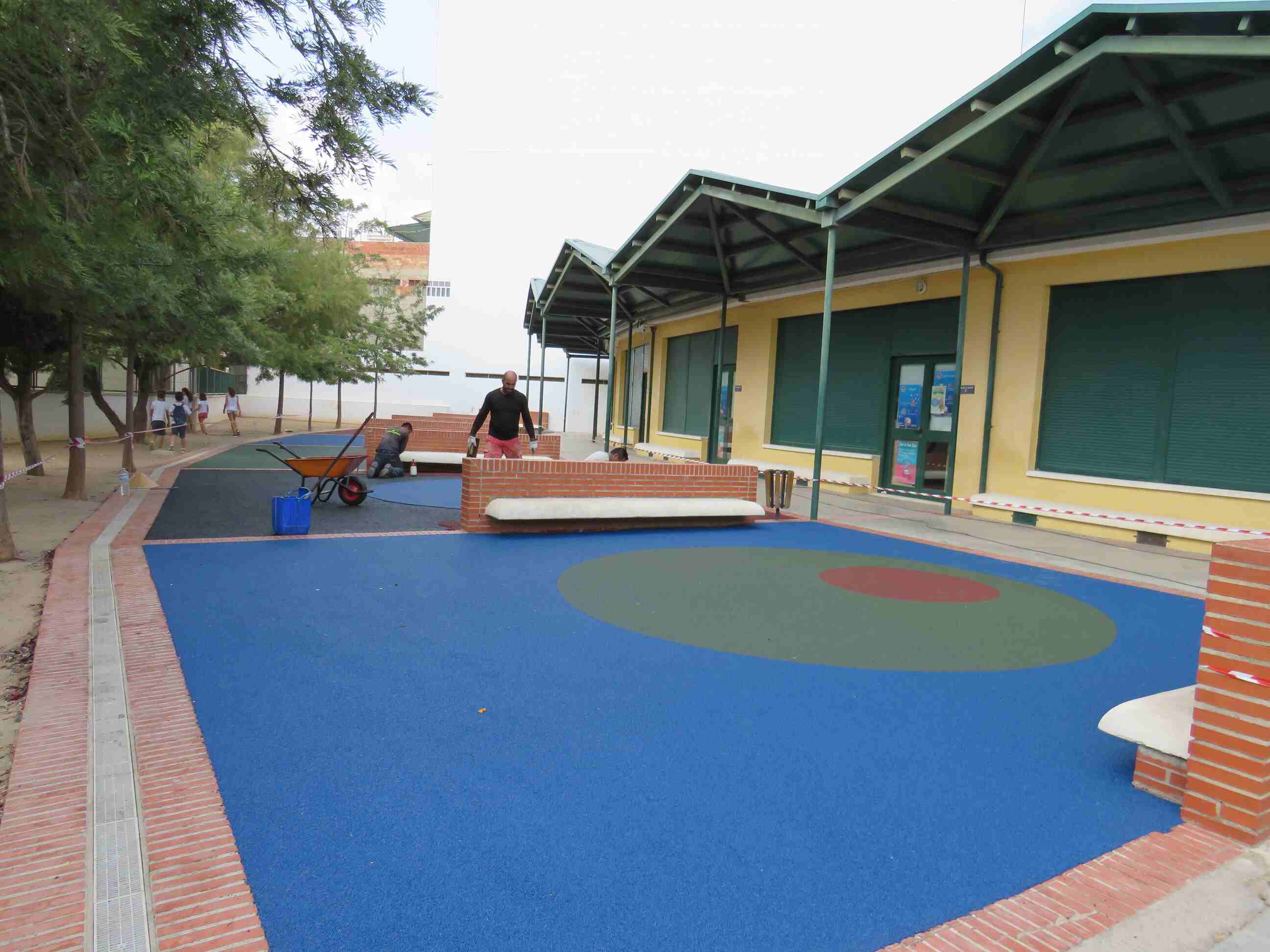 Reparación del pavimento en el C.E.I.P Pintor Camarón de infantil