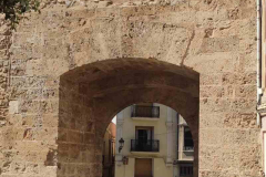 Uno-de-los-arcos-de-entrada-al-casco-antiguo-exhibe-una-de-las-fotografias-taurinas