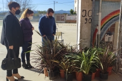 La-Alcaldesa-y-el-Concejal-de-Educacion-visitaron-el-huerto-del-CEIP-Pintor-Camaron-en-sus-inicios-2