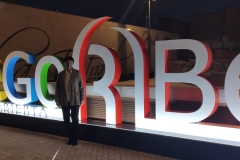 La-Alcaldesa-de-Segorbe-junto-a-las-letras-turisticas.