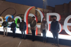 Miembros-del-Ayuntamiento-de-Segorbe-junto-a-las-letras-turisticas.