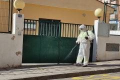 Limpieza-en-los-accesos-al-aulario-de-infantil-del-colegio-Pintor-Camaron-2