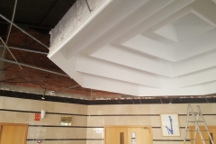 Se-estan-sustituyendo-varias-placas-del-techo-del-hall-del-Auditorio-de-Segorbe.