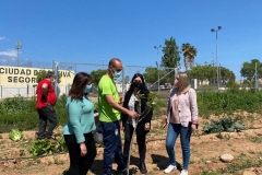 Marisa-Lopez-ha-visitado-el-huerto-donde-los-usuarios-del-CRIS-realizan-el-taller-de-agricultura-1