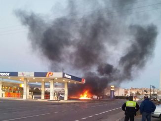 Camión incendiado en la gasolinera de la Avda. Mediterráneo de Segorbe