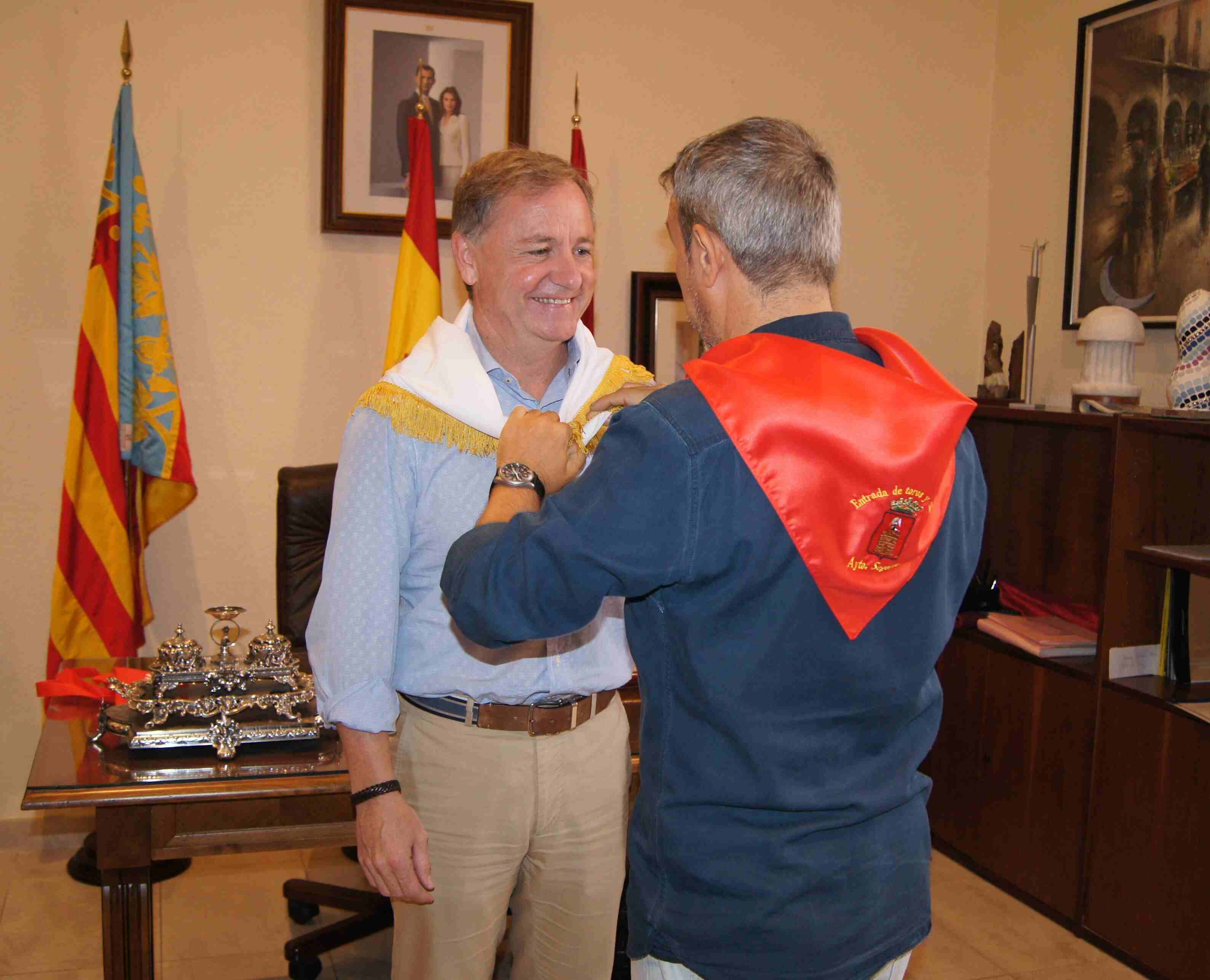 El Alcalde de Segorbe coloca el pañuelo al Delegado de Gobierno en la C.Valenciana, Juan Carlos Moragues