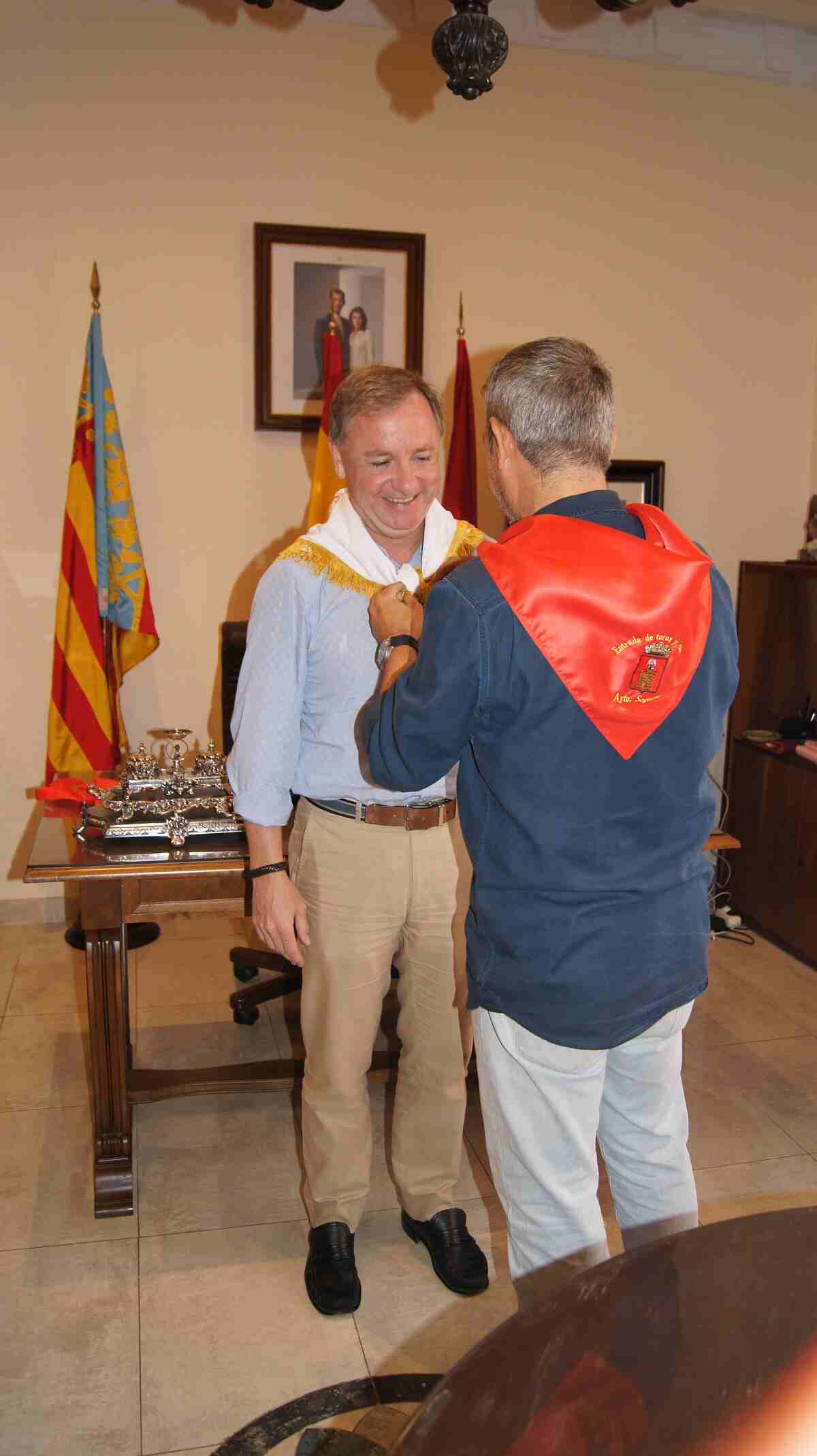 El Alcalde de Segorbe coloca el pañuelo al Delegado de Gobierno en la C.Valenciana, Juan Carlos Moragues (2)