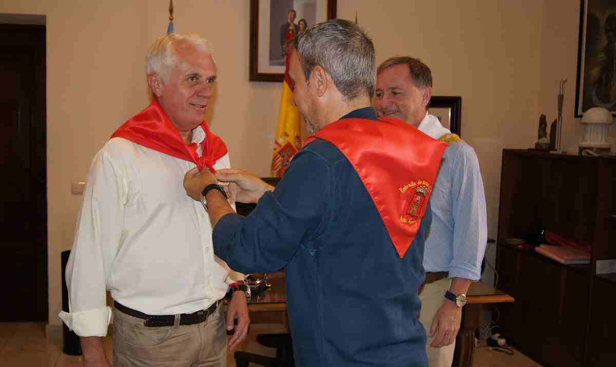 El Alcalde de Segorbe coloca el pañuelo al senador Manuel Altava