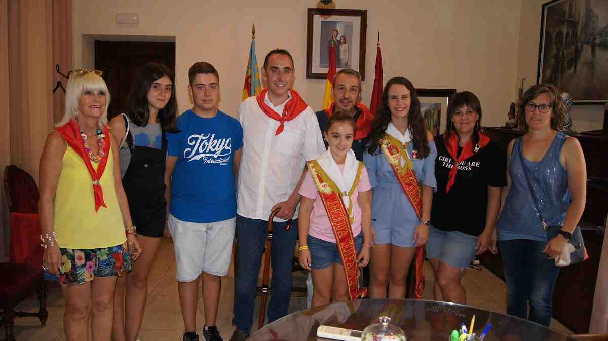El Alcalde de Vilafamés junto a su familia y las autoridades locales