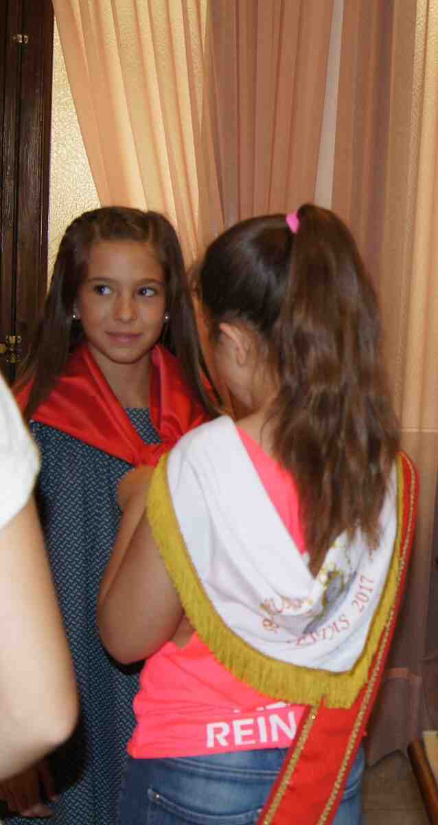 La Reina Infantil de las Fiestas coloca el pañuelo a la Fallera Mayor Infantil de Alzira