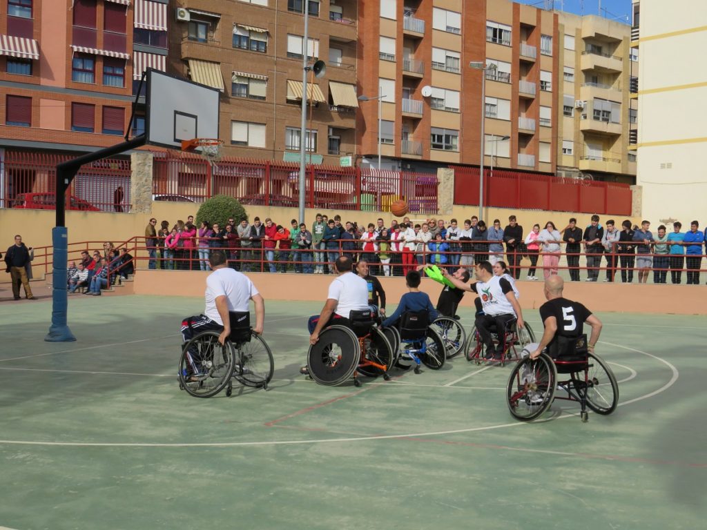 Estudiantes del IES Cueva Santa participan en un partido de baloncesto adaptado